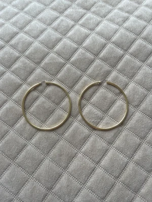 Guld-rings örhängen - Så fina guld-rings örhängen! Köpta i Usa💗 De står att de ska vara ”hypo-allergic”. Säljer då jag köpte många liknande! Storleks jämföring på andra bilden! Pris kan diskuteras💞