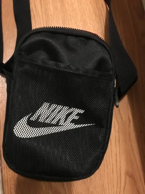 Nike väska  - Vardaglig Nike väska som passar till de du brukar använda.