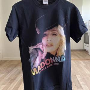T-shirt från Madonnas turné ”Sticky and sweet”. 