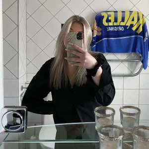 svart skjorta/blus - svart skjorta/blus super fin knappt använd ordinarie pris 500kr mitt pris 350kr