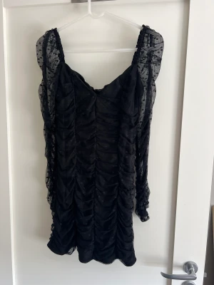 Klänning  - Aldrig använd klänning. Super fin i stretchig i materialet. Figurtaight 