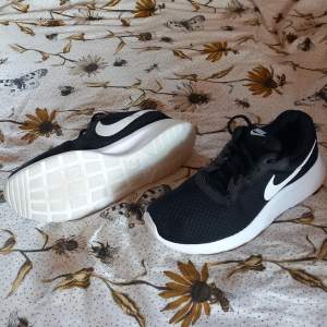 I princip helt nya Nike skor, bara använda ett fåtal ggr. Storlek 43 (herr). 💕🙌 