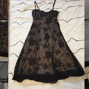 Spetsklänning - En jättefin och populär klänning. Är så fin på, passar till alla olika tillfällen såsom fester, speciella evenemang osv. Säljer då den inte går på mig längre. Är i storlek xs. Köparen står för frakten ❤️