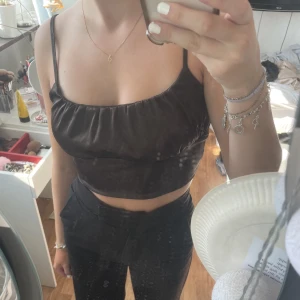 linne - brunt, glansigt linne ifrån hm. väldigt fin passform då den framhäver bysten fint!💘