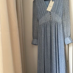 Adoore klänning  - Säljer denna underbara adoore klänning då jag köpte felstorlek. Den är storlek 34 och är rätt liten i stoleken. Endast provad! Är lite små smutsig på knapparna från butiken men det tror jag går bort i tvätten!