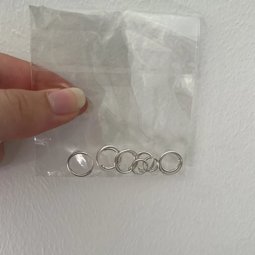 Tio-pack med små silver hoops i olika storlekar. . Accessoarer.