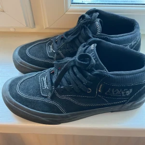 Half cabs gore-tex 7,5 black - Halfcabs x goretex. Vattentäta skateskor!  Funkar som höstsko och bra om man vill hålla sin skatestil eller bara ha snygga skor! Sparsamt använda. Ej skejtade i. Luktar fortfarande nya inuti. Eur 40 us7,5. Säljer pga för små för mig. Möts gärna upp i stan
