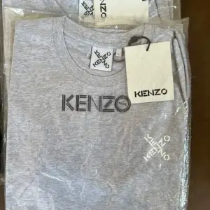 Äkta Kenzo T shirts finns i storlek S-L.