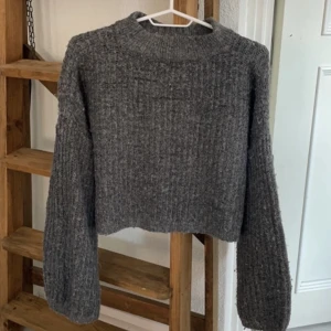 Grå stickad - En grå stickad i ett väldigt bra skick