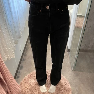 svarta jeans från gina - jag säljer dehär jeansen från gina i storlek 30 (xs)! säljer de eftersom de är för små för mig tyvärr. de är i halvbra skick, därav priset. inga större skador finns förutom att de är lite slitna. priset kan diskuteras 💞