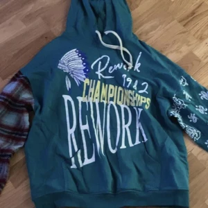 Jaded London Hoodie  - Köpte denna hoodie 2020 för nypris 700kr. Inte använt mer än en gång, bara luggit och dammat tyvärr. Så säljer här med denna för halva priset. Storlek S MEN lite stor i storlek, fungerar som S/M.