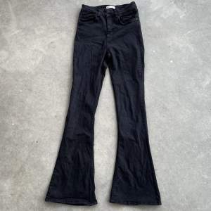 Svarta stretch-jeans med flare från Gina tricot. De är i använt skick men fortfarande hela å najs!
