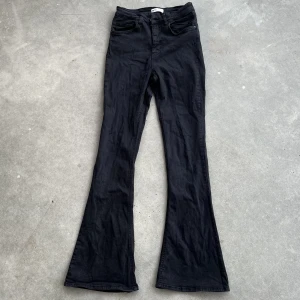 Svarta flare jeans - Svarta stretch-jeans med flare från Gina tricot. De är i använt skick men fortfarande hela å najs!