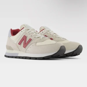 New balance  - Helt oanvända new balance i storlek 38/2 köpta för 1100kr säljs för 800, 750 vid snabb affär