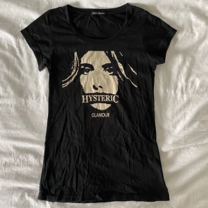 Hysteric Glamour spellout t shirt / klänning  - Ursnygg Hysteric Glamour t-shirt som kan bäras som en klänning. ”Size free” men passar enligt mig S/M. Köpt från Japan vilket var dyrt med frakt och tull. Köps helst via köp nu men Swish/mötas upp funkar också 💋 