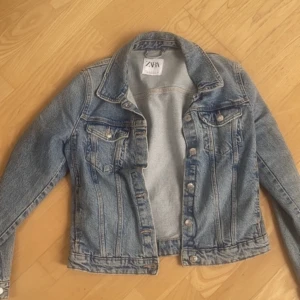 Jeans jacka - Jeans jacka ifrån zara. I jättebra skick