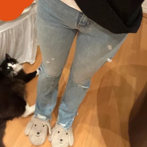 Jeans - Säljer dessa HELT OANVÄNDA högmidjade håliga jeans 💓💓har själv klippt slit i slutet av byxan men annars är de sprillans nya ⭐️⭐️tyvärr för små för mig 🫠