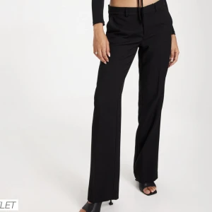 Kostymbyxor ifrån nelly👖 - Lågmidjade super snygga, säljer då dem är för små på mig!! Slutsålda på hemsidan. Saknar en knapp därav priset🤍