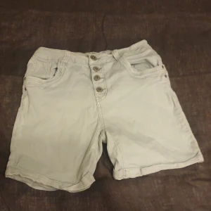 Jeansshorts  - Ljusa jeansskjorts med knäppning