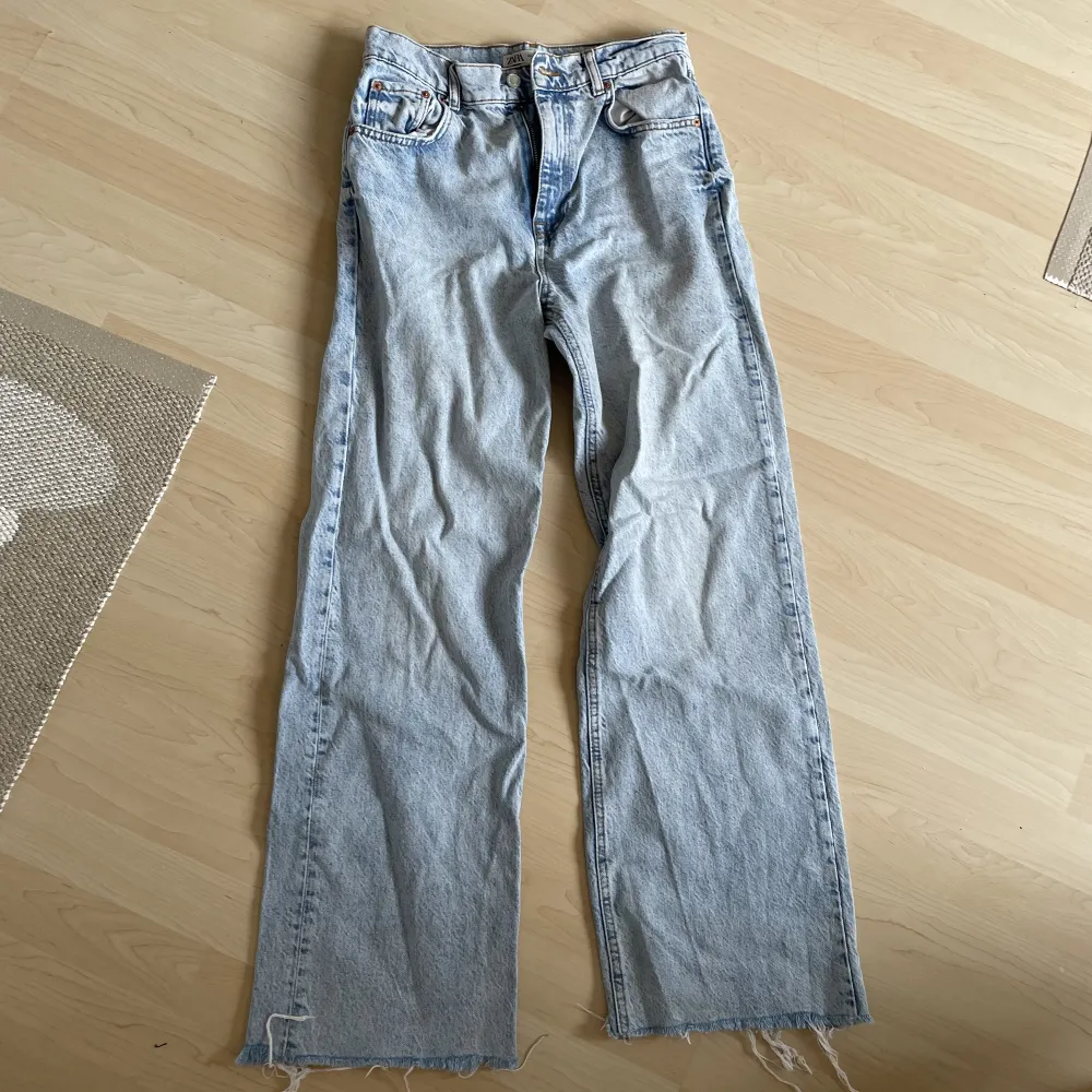 Vida jeans från zara i storlek 38, knappt använda och nypris 429kr🦋 hör av er vid minsta intresse eller fundering 🥰. Jeans & Byxor.