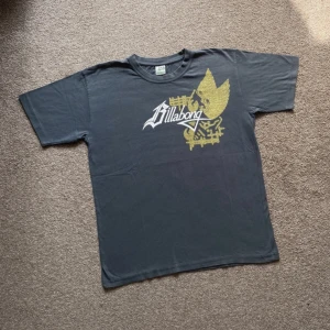 Billabong t-shirt  - Billabong t-shirt med tryck. Storlek S. Har små missfärgningar på två ställen