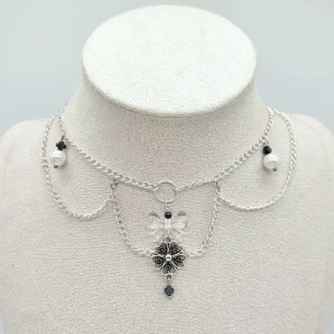 Handgjort halsband  - Handgjort halsband och exklusiv design ●Gjord i bra kvalitet 💎Material-Hematit, rostfritt stål, pärlor och zinklegeringar. Nickel fri. Längd: 38cm och 5cm lång förlängninskedja för justering. Halsband inte vatten och är känsliga mot fukt.
