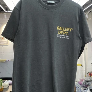 Gallery dept t-shirt  - Storlek M Längd: 77cm  