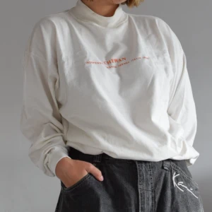 Oversized tröja - Strl: oversized M Mått: ärmlängd 48cm, bredd 58cm, längd 67cm Material: 100% bomull Modell: oversized, half polo, resår vid handleder och längst ner på tröjan  Märke: okänt  Skick: använd men i bra skick