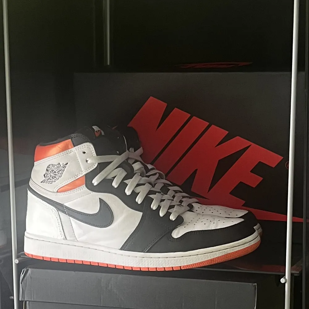 ⚡️Jordan 1 high electric orange⚡️🔥Storlek 46 🔥🍀Fantastiskt skick 🍀🦋Originalboxen tillkommer 🦋🥥Kan fraktas eller mötas upp i Stockholm 🥥🌸Ommålad bakdel 🌸⭐️Skickar gärna fler bilder eller svarar på frågor ⭐️💯Pris kan diskuteras vid snabb affär 💯. Kengät.