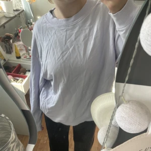 sweatshirt  - lila sweatshirt från monki. lite tunnare i materialet. aldrig använd💘