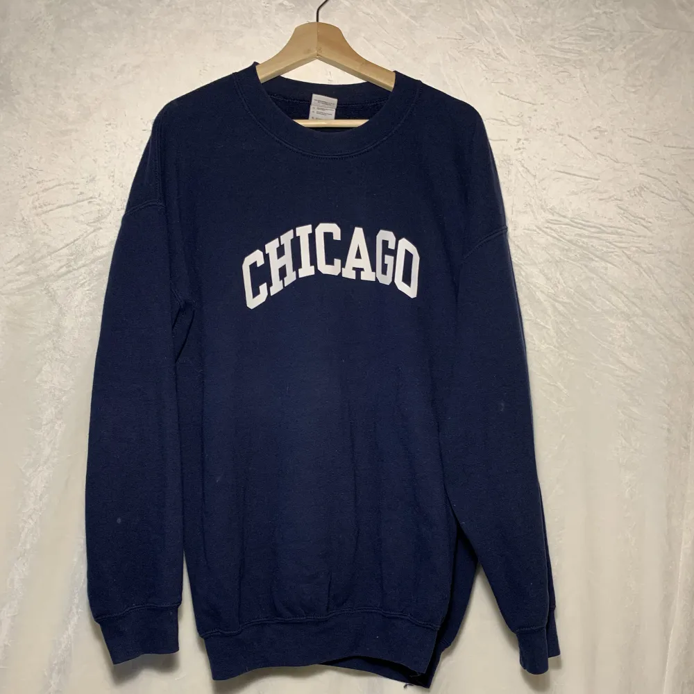 Vintage college tröja med ”Chicago” tryck. Tröjan är i fint skick och passar till det mesta.   Skick:8/10 Storlek: XL (fits L). Tröjor & Koftor.
