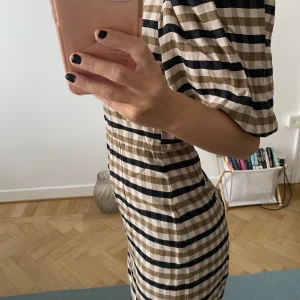 Rutig klänning   - Rutig kort klänning med puffärm från HM! Storlek 34 men känns mer som vanlig S.