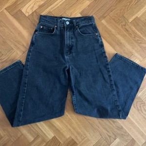 Jeans Gina Tricot - Jeansen är mörkgråa enligt sista bild. Hör av dig om fler bilder önskas.