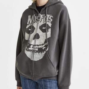Sökes denna grå misfits hoodie i stl M-XL.