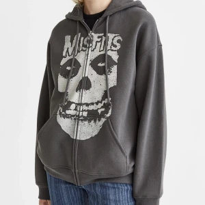Misfits SÖKES - Sökes denna grå misfits hoodie i stl M-XL.