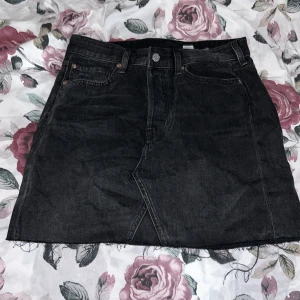 Jeanskjol H&M - Jeanskjol från H&M som aldrig kom till användning då den var för stor. Nyskick och har knappar istället för dragkedja vid jylfen💕