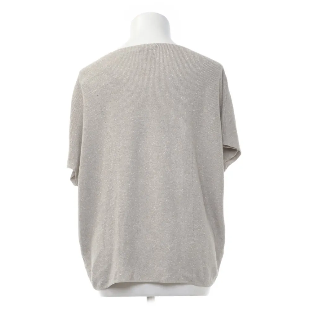 En fin stickad glittrig t-shirt från det lite finare märket Massimo dutti💛Storlek L men passar mig som brukar ha S!!. Stickat.