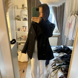 Kappa - Säljer nu min marinblåa kappa med knappar som är perfekt nu till hösten. Kappan är köpt secondhand och endast använd 1-2 gånger så i väldigt fint skick🩷Hör av dig vid eventuella frågor eller för fler bilder.