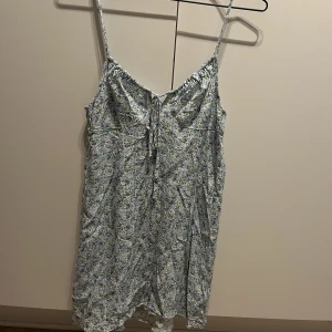 Klänning - Kort klänning från NA-KD. Endast använd en gång 🦋