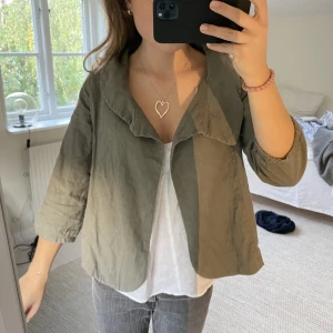 Trekvartsärmad jacka - Säljer denna gröna trekvartsärmade jacka i storlek S. Den är ifrån märket oxmo och är i jättefint skick💗