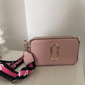 Marc by marc jacobs handväska  - Säljer den här väskan som är en kopia. I bra skick. 