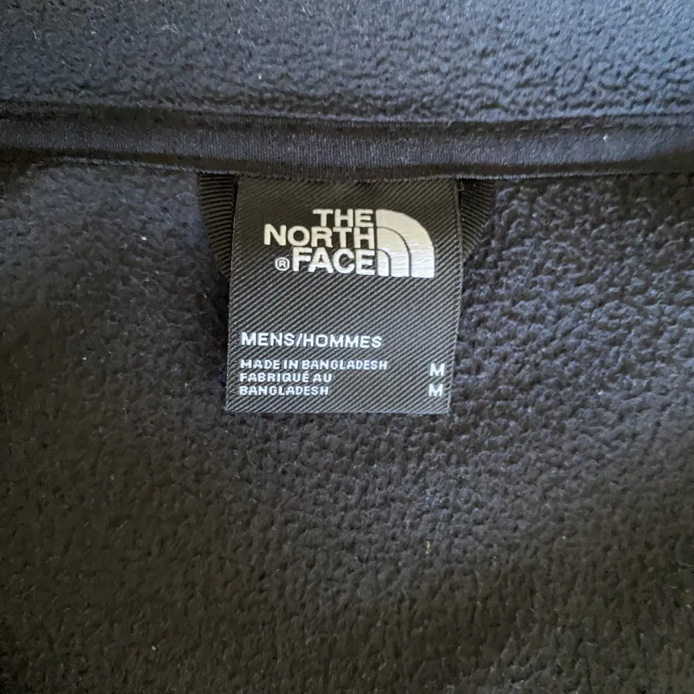 Fräsch north face tröja i storlek M, knappt använd.  10/10 i skick. Säljes för att jag växt ur den. Pris kan diskuteras.. Tröjor & Koftor.