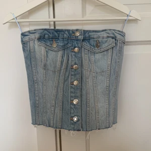 Corset top  - En oanvänd corset top från Zara. Storlek XS. Har stretch i ryggen. Köpt för 329kr. 