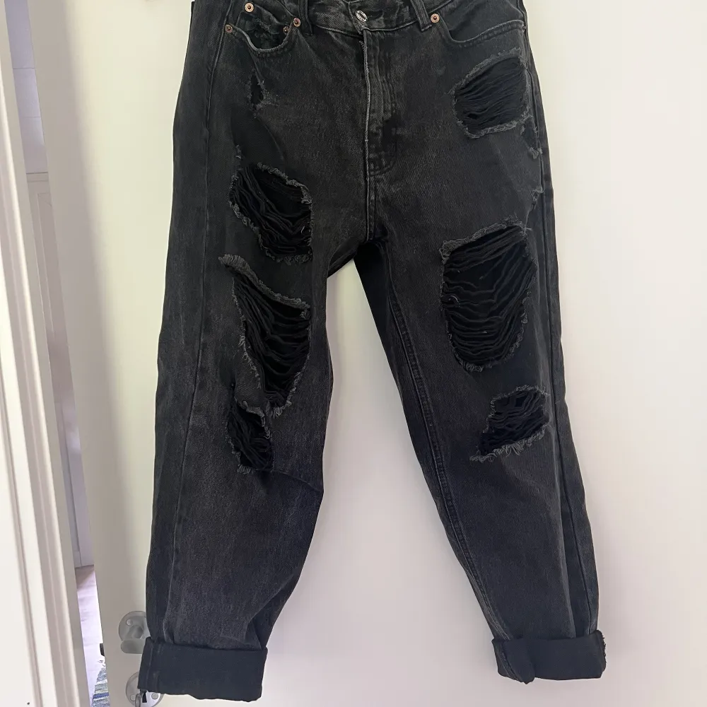 Super snygga jeans som är köpt på pull and bear men kan tyvärr ej ha de längre. De är i väldigt gott skick . Jeans & Byxor.