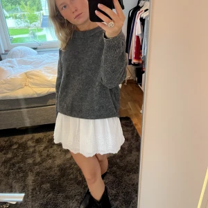 Zaras stickade alpacka  - Zaras gråa fina stickad tröja, som är deras alpacka blandning. Superfint skick. Tryck inte på KÖP DIREKT utan skriv privat om du är intresserad av att köpa! 💛