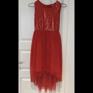 Barnklänning❤️ - Barnklänning som passar perfekt till julen!🎄Den är i mycket bra skick