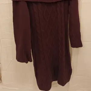 Fin mörkröd stickad tröja i bra skick.  60% Bomull, 30% Nylon och 10% Ull.