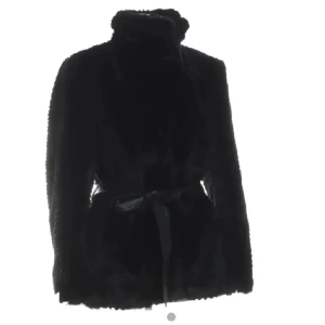 Jacka - Jacka i fuskpäls i storlek 38 med ett tillhörande bälte🦋 hör av er vid minsta intresse eller fundering💕