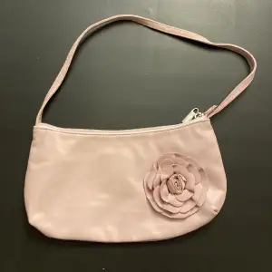 rosa väska med liten blomma köpt second hand