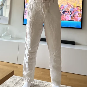 Linnebyxor - Vitbeiga linne byxor från zara. Bra skick.  Storlek US30. EU38. Det är typ som stor S eller liten M.  Jag är 180cm 72kg. 